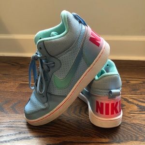 NIKE Girls Basketball Shoes Size 4